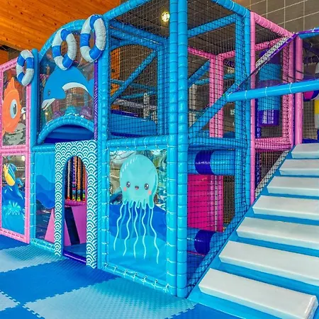Aquacity Seasons Hotell 4*