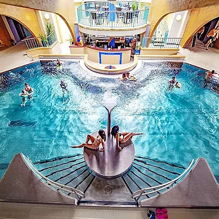 Aquacity Seasons מלון