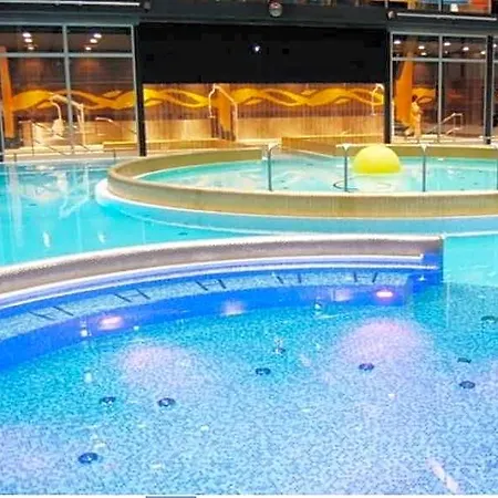 מלון Aquacity Seasons 4*