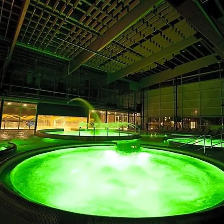 מלון Aquacity Seasons 4*