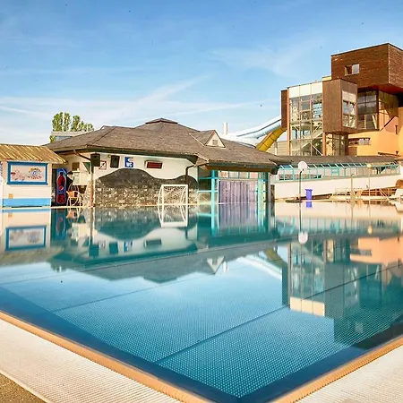Aquacity Seasons فندق 4*