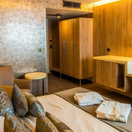 Aquacity Seasons فندق بوبراد
